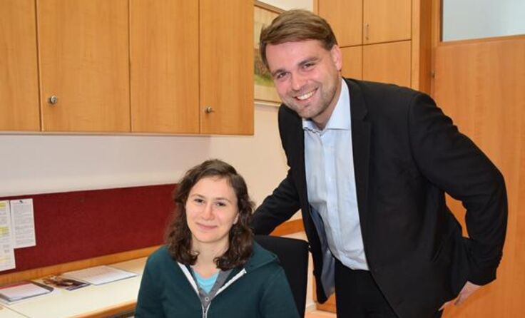  Lehrling Nadja Lang und Bürgermeister Lukas Michlmayr