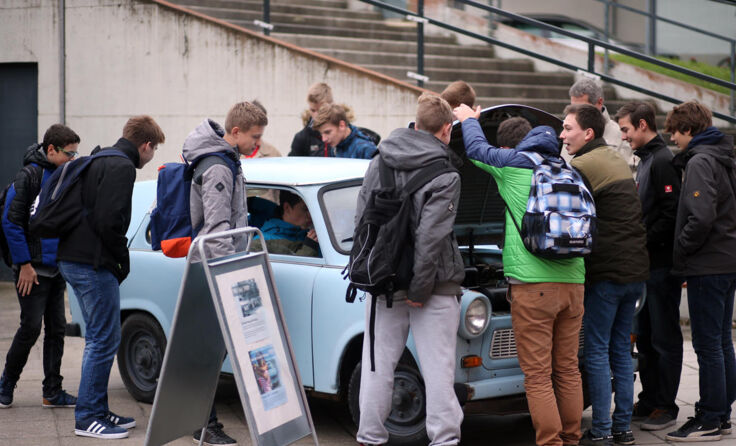 Der Trabi – ein Symbol der DDR – begeisterte die jungen Leute. Foto: weinfranz.at