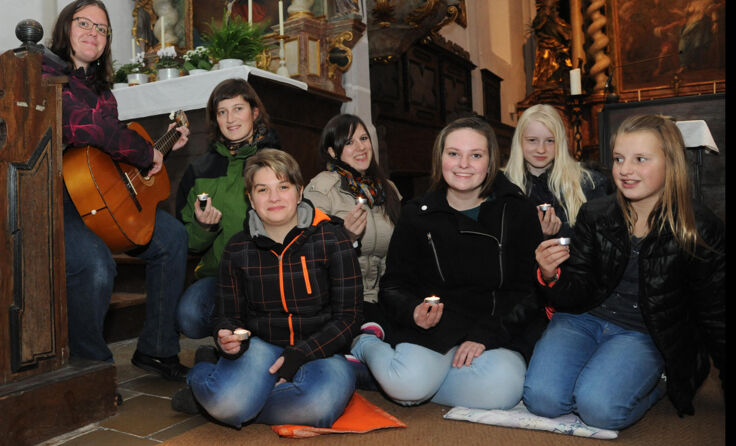 Junge Leute gestalten die Nacht der 1000 Lichter in der St. Agatha-Kirche. Foto: Wolfgang Zarl