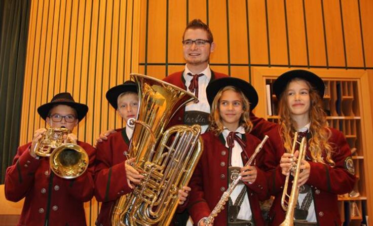Die Musikkapelle Aschbach bot den Schülern ein informatives Programm.