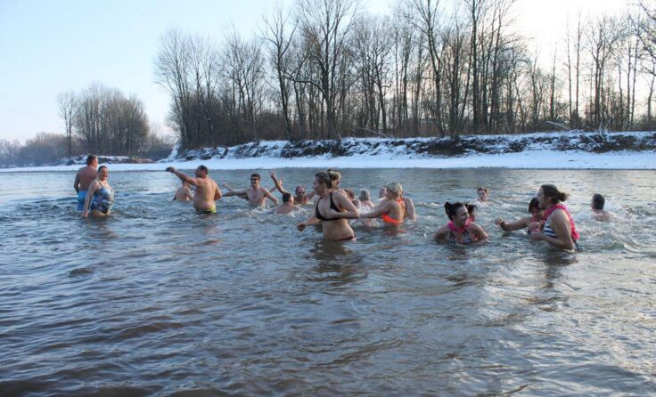 Umweltaktivisten plantschen für eine frei fließende Ybbs im eiskalten Wasser. Foto: mott