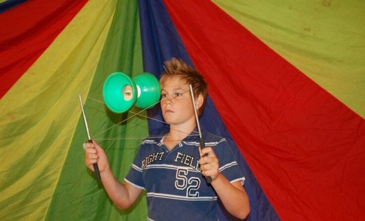 Am Programm stehen Clownerie, Akrobatik, Balanceakte, Jonglage, Tanz und mehr.