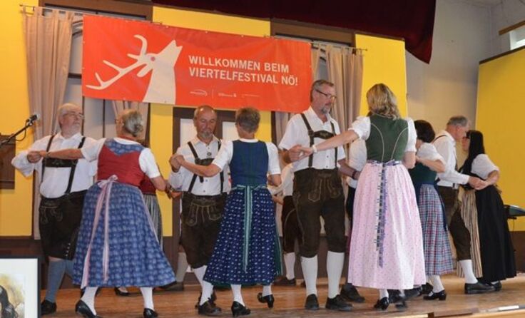 Der Volkskulturverein Stoariegla lädt zum Tanz. Foto: mott