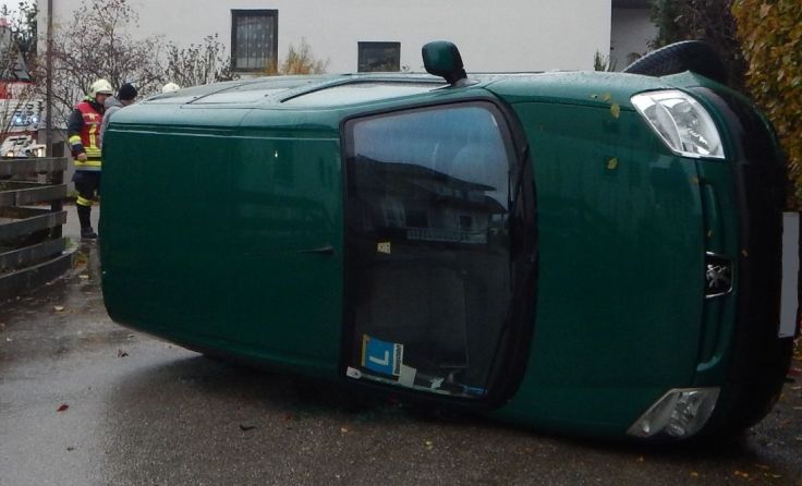 Das Auto blieb auf der Beifahrerseite liegen. Foto: FF Aschbach