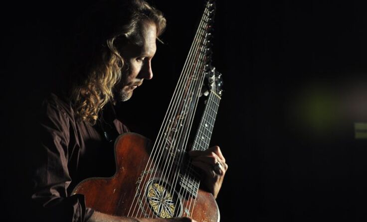 Joachim Csaikl und seine Kontragitarre