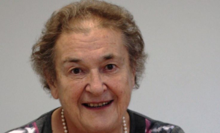 Elfriede Bruckner, eine der beiden Autorinnen, mit dem neuen Buch. Foto: mott