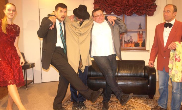 In einer Londoner Suite entwickeln sich aberwitzige Turbulenzen.
