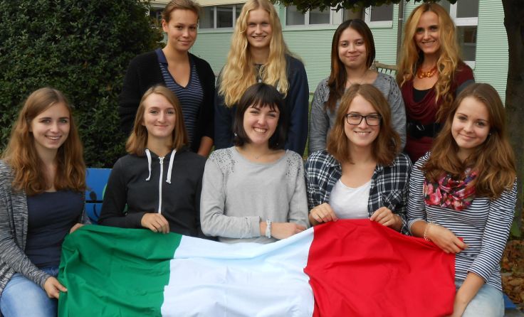 Emma Santoni (Mitte) fühlt sich am Ostarrichi-Gymnasium sehr wohl.