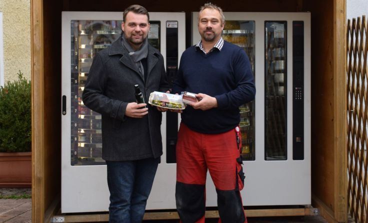 Bürgermeister Lukas Michlmayr und Gerhard Schedlberger vor dem Regionalomat