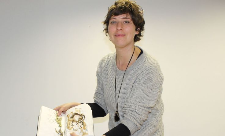 Bernadette Hehenberger mit einer kleinen Auswahl ihrer Arbeiten. Foto: mott 