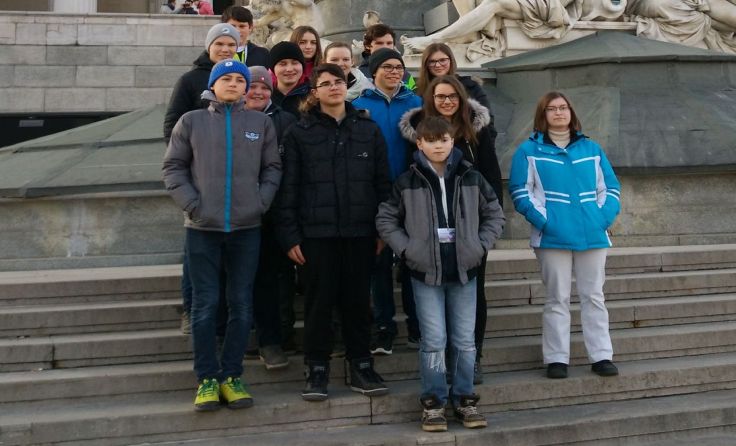 Die Schulgruppe vor dem Parlament