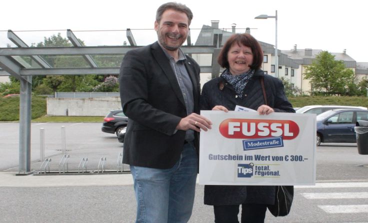 Glücksengel Martin Auer und die Gewinnerin Susanna Neumann