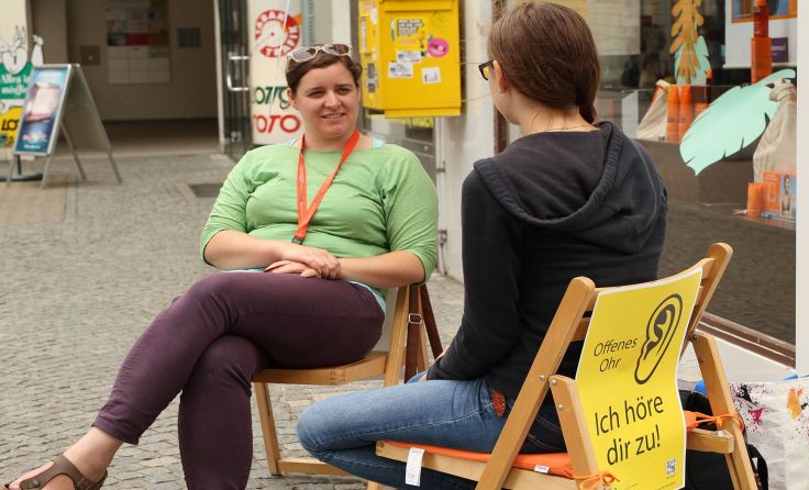 Jugendleiterin Magdalena Ganster (l.) mit einer Passantin Foto: Andreas Führer