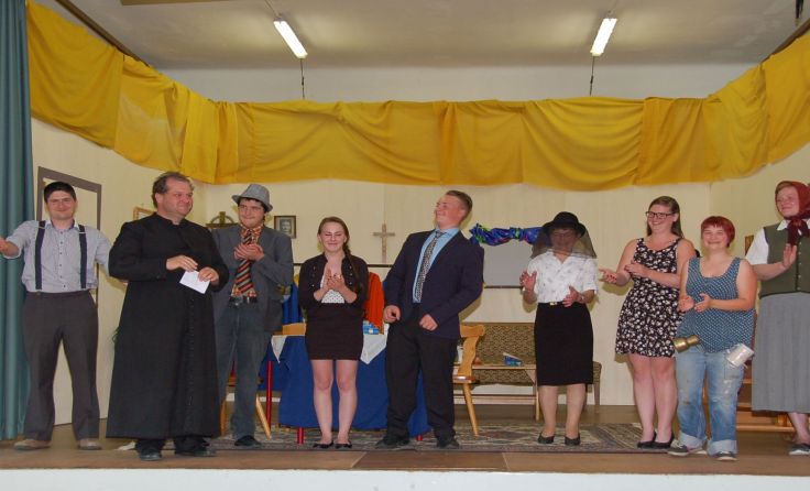 Auch Mitarbeiter des Don Bosco Heims spielen mit. Foto: Herbert Haslinger