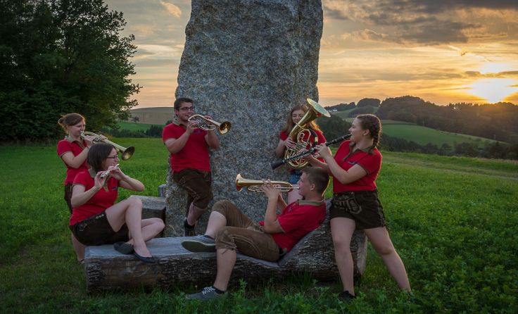 Die jungen Mitglieder des Musikvereins Neustadtl zeigen ihre Freude an der Musik.