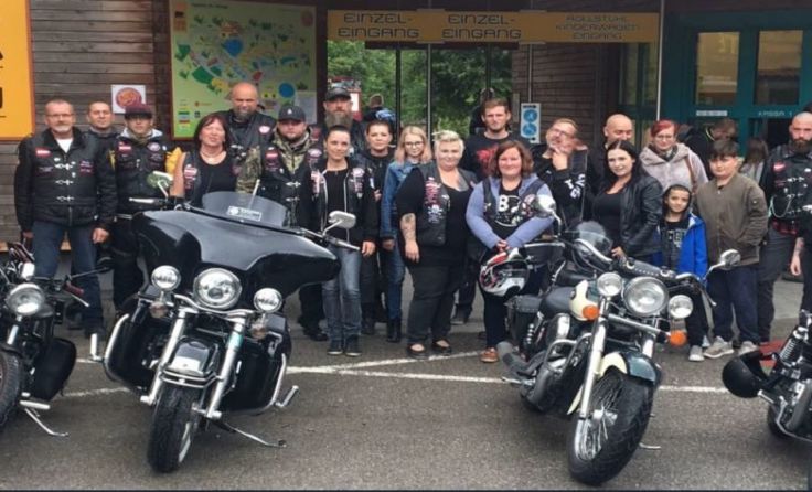 Die B.A.C.A. Mitglieder mit ihren Familien vor dem Tierpark Foto: Alfred Sinzinger