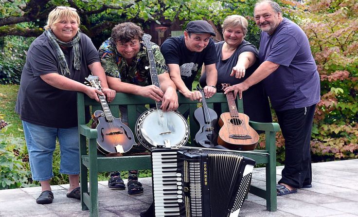 Die Flatcat Ramblers mit ihrem Sammelsurium an Instrumenten Foto: Reisinger