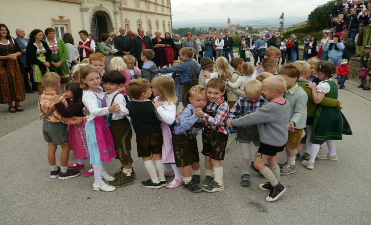 Die Kindervolkstanzgruppe begeisterte alle Festgäste. Foto: Karl Hiebl