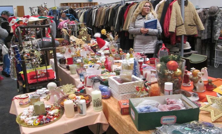 Weihnachtsdeko findet sich beim Christkindlmarkt der Rumänienhilfe. 