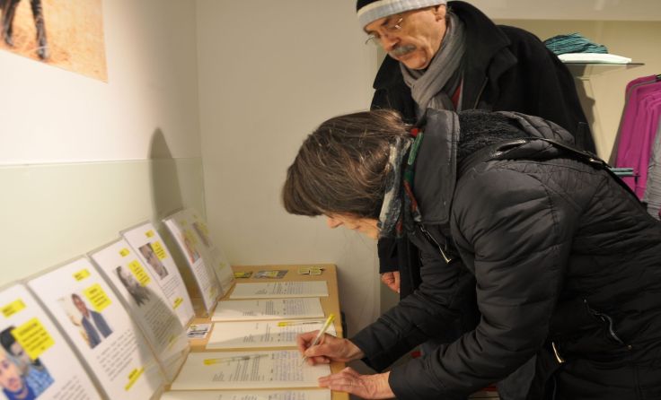 Im Weltladen liegen vorbereitete Briefe auf – mit den Infos über die Opfer.