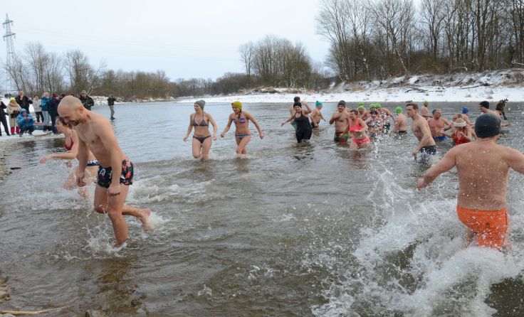 Beim Dreikönigschwimmen verbinden sich Badespaß und der Einsatz für Umweltschutz. Foto: mott