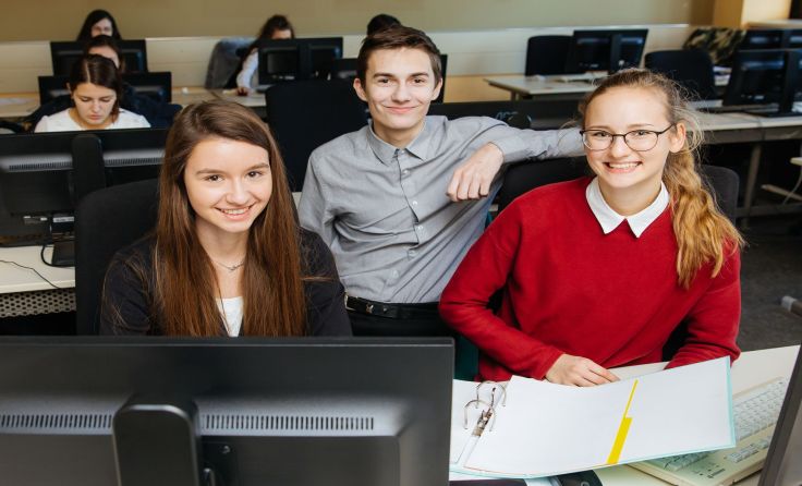 Besucher können HAK-Schüler in der Übungsfirma live erleben. Foto: Helmut Wurzer
