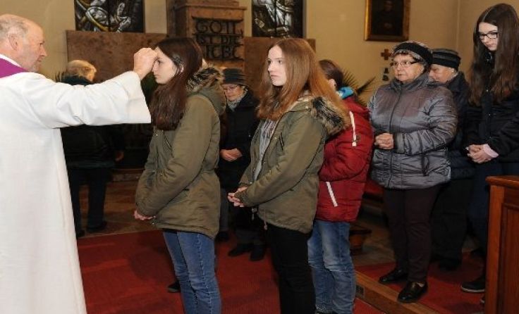 Mit dem Aschenkreuz wird der Beginn der Fastenzeit symbolisiert. Foto: Wolfgang Zarl