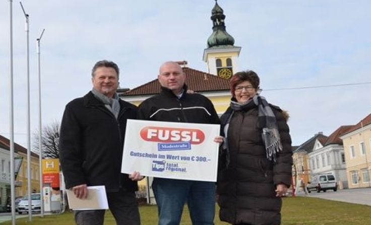Franz Kropf, Fred Gschossmann, Gertraud Kropf bei der Gewinnübergabe