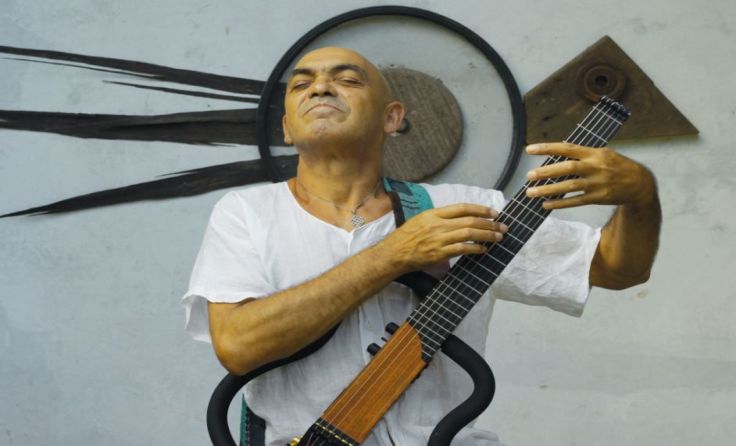 Der Meister an der Gitarre Alegre Corrêa kommt mit seiner Band Foto: PiccoliG3