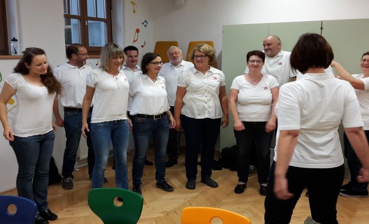 Der Carl Zeller Chor bei Aufwärmübungen für die Stimmen am Beginn der Chorprobe