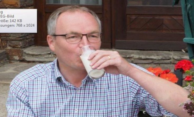  LH-Stellvertreter Dr. Stephan Pernkopf beim Milchtrinken. Foto: Gabi Moser
