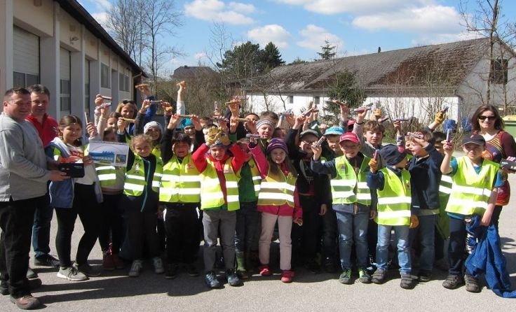 Die Schulkinder bekamen als Dank einen Fairtrade-Schokoriegel.