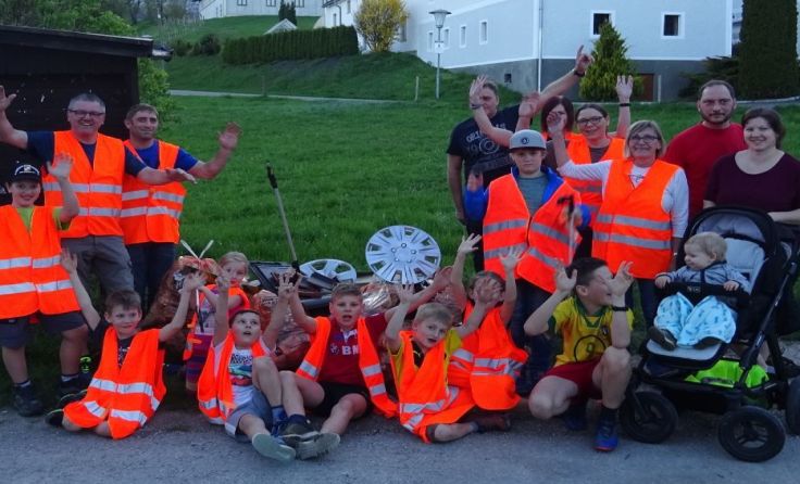 Die Preinsbacher Feuerwehrjugend mit Müll, den Rüpel liegen gelassen hatten. Foto: Wolfgang Zarl