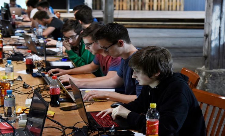 Hochkonzentriertes Arbeiten der jungen IT-Profis Foto: ÖBB/R.Deopito