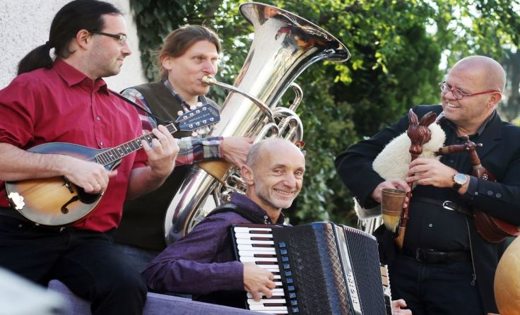 „Oisaweng“ trägt das Programm der Gruppe schon im Namen. Foto: weinfranz.at