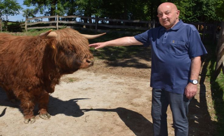 Hochlandrind-Stier Mike mit Namenspaten Herbert Heidinger Foto: Herbert Stoschek