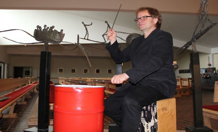 Georg Edlinger mit Skulpturen seiner Mutter in St. Marien Foto: Friedrich Kriener