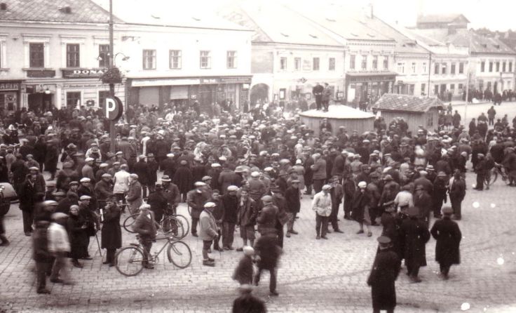 Arbeitslosendemonstration am Amstettner Hauptplatz im Jahr 1932 Foto: Stadtarchiv Amstetten