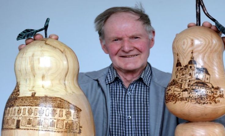 Leopold Zipfinger mit zwei Drechselarbeiten in Birnenform Foto: mott