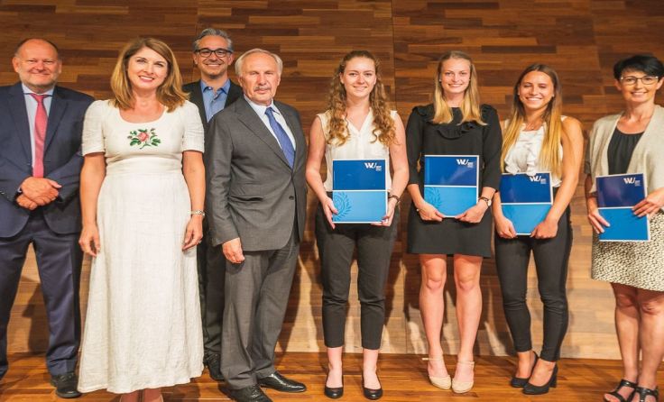 Bei der Überreichung des Awards an die Schülerinnen der HAK Amstettenn Foto: Pascal Riesinger