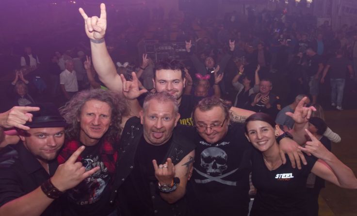 STEELrocks macht erdige Musik und ist mit dem Publikum musikalisch verbunden.