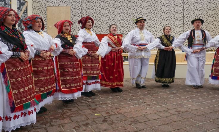 Die kroatische Volkstanzgruppe St. Quirin, geleitet von Pfarrer Nikolaus Vidovic Foto: Pfarre Haag