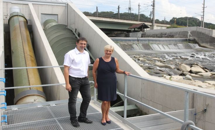 Bgm. Ursula Puchebner und Stv.-Dir. Franz Aigner beim Lokalaugenschein. Foto: STADTwerke Amstetten