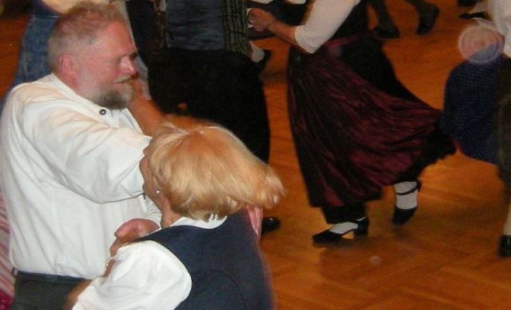 Flotte Volkstänze erfreuen Tanzende und Zusehende.