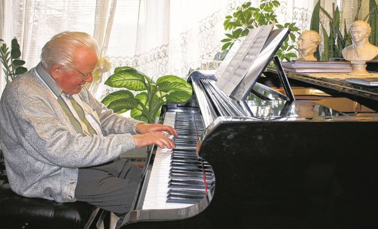 Hans Neuhauser an seinem Klavier, an dem er wunderbare Werke komponiert. Foto: mott