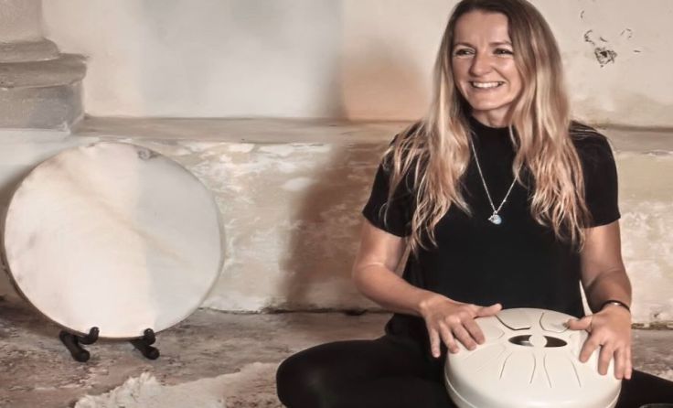 Die bewegende Sängerin und Perkussionistin Tanja Pichler Foto: Helga Steinacher