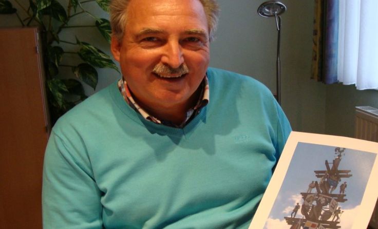 Ortsvorsteher Egon Brandl mit altem Zunftbaum. Foto: privat