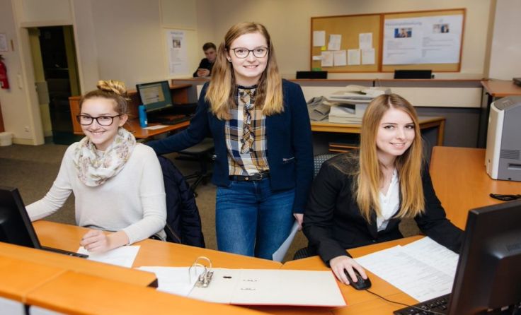 Besucher können HAK-Schülerinnen in der Übungsfirma live erleben. Foto: Helmut Wurzer