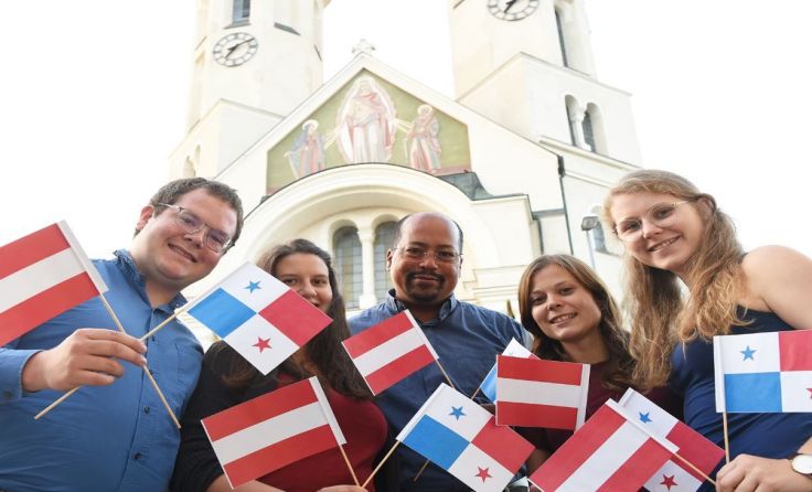 Das Vorbereitungsteam vor der Amstettner Herz Jesu-Kirche Foto: Wolfgang Zarl 