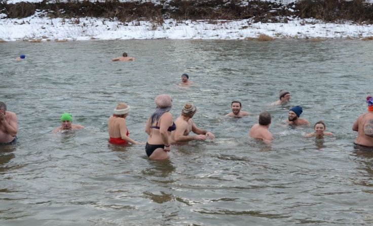 Zirka 30 Badegäste vergnügten sich im drei Grad kalten Wasser der Ybbs Foto: mott